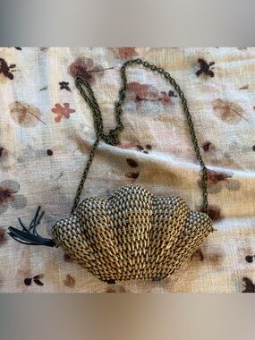Kayu Seashell Shaped Clutch
